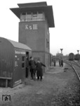 Scheinbar völlig normal gestalten sich die Abläufe am Rangierstellwerk III im Güterbahnhof von Berlin-Grunewald in den letzten Tagen des Zweiten Weltkriegs. (04.1945) <i>Foto: Walter Hollnagel</i>