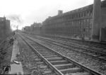 Trotz massiver Zerstörungen gelang des der Deutschen Reichsbahn die Streckeninfrastruktur bis zum Ende des Krieges in verblüffender Weise instand zu halten, wie hier in Berlin-Wedding. Passenderweise nähert sich im Hintergund eine Kriegslok der Baureihe 52 mit einem Güterzug. (03.1945) <i>Foto: Walter Hollnagel</i>