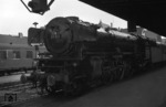 01 149 erhielt am 27. April 1959 einen neuen Hochleistungskessel von der Fa. Jung. Am Bahnsteig in Gießen macht sie 4 Jahre später immer noch einen gepflegten Eindruck. (29.05.1963) <i>Foto: Gerhard Moll</i>