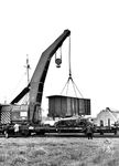 Verladen der Mosbacher Schmalspurwagen am Anleger in Harlesiel mit dem 25-Tonnen-Kranwagen 30 80 074 0 054-0 des Bw Oldenburg aus dem Jahr 1934. (04.04.1972) <i>Foto: Gerd Wolff</i>