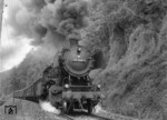 051 046-1 (50 1046) mit einem Nahgüterzug auf der Wieslauftalbahn am Bahnübergang oberhalb Klaffenbach-Althütte. (29.05.1969) <i>Foto: Wolfgang Bügel</i>