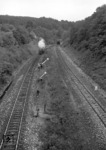 Der in den Jahren 1838 bis 1843 erbaute 691 m lange Buschtunnel an der Strecke Aachen - Lüttich war bis zum Neubau einer zweiten Tunnelröhre im Jahre 2007 der älteste noch befahrene Eisenbahntunnel Deutschlands. Hier passiert eine Lok der Baureihe 50 die Überleitstelle unmittelbar vor dem Tunnel. (23.06.1962) <i>Foto: Walter Hollnagel</i>