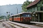 797 906 wurde am 24. Mai 1962 fabrikneu an das Bw Tübingen geliefert und kam direkt 3 Tage später auf der Zahnradstrecke Honau – Lichtenstein zum Einsatz. Hier steht er mit einem VS im Bahnhof Honau. (1968) <i>Foto: Jörg Schulze</i>