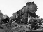 Im Süden Rußlands wird die durch Partisanen entgleiste 52 6037 wieder aufgegleist. (1943) <i>Foto: RVM</i>