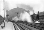 01 016 mit einem Schnellzug in Berlin-Anhalter Bahnhof. Links wartet die stromlinienverkleidete 01 1053 vor D 24 nach München auf Ausfahrt. (1940) <i>Foto: Slg. Eisenbahnstiftung</i>