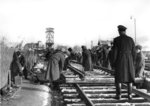 Weicheneinbau mit Kriegsgefangenen und einfachsten Arbeitsgerät im Bahnhof Petersdorf an der Teß in Mähren.  (1944) <i>Foto: RVM (Ittenbach)</i>