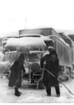 Vollständig vereist und mit Rauhreif überzogen zeigt sich 57 3387, die am 15. Oktober 1942 vom Bw Wustermark nach "Osten" abgegeben wurde, im weißrussischen Minsk. Man fragt sich, wie bei solch widrigen Umständen ein geordneter Eisenbahnbetrieb überhaupt noch möglich war. (1942) <i>Foto: RVM (Donath)</i>