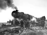 52 2263 vom Bw Dolinskaja (Dl) passiert eine durch Partisanenanschläge umgestürzte 52 bei Charkowska. (10.1943) <i>Foto: RVM (Hollnagel)</i>