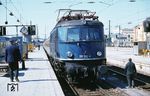 118 012 ist mit D 899 aus Regensburg in München Hbf eingetroffen. (22.03.1981) <i>Foto: Prof. Dr. Willi Hager</i>