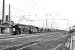 44 181 vom Bw Dillenburg fährt mit einem Güterzug durch Butzbach nordwärts. (03.04.1965) <i>Foto: Helmut Röth</i>