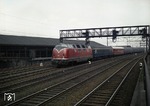 V 200 071 vor F 34 "Gambrinus" in Höhe der Dorstfelder Brücke in Dortmund vor der Kulisse der Union-Hüttenwerke. Die westliche Ausfahrt des Dortmunder Hbf mit den 6 Gleisen nach Essen, Hagen und Unna wurde mit festen Fahrleitungsbrücken ausgestattet, was bei der DB eher selten vorkam.  (1963) <i>Foto: Willi Marotz</i>