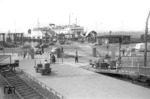 "Auto im Reisezug" in Großenbrode Kai. Zur Beförderung der Autos kamen in der Anfangzeit MPw 4yg(e)-Wagen zum Einsatz. Im Hintergrund das Fährschiff "Theodor Heuss". Als erhöhten Standpunkt wählte der Fotograf den Führerstand der 41 098. (1959) <i>Foto: Walter Hollnagel</i>