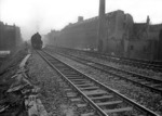 Eine einzeln fahrende 52er nähert sich dem Fotografen nahe des S-Bahn Haltepunkts Berlin-Wedding. Trotz massiver Zerstörungen gelang des der Deutschen Reichsbahn die Streckeninfrastruktur bis zum Ende des Krieges in verblüffender Weise instand zu halten. (03.1945) <i>Foto: Walter Hollnagel</i>