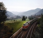 Die Villinger 220 081 mit einem Eilzug auf der Schwarzwaldbahn bei Gutach. (1972) <i>Foto: Heinz Hangarter</i>