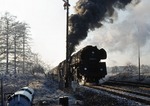 Nach einer außerplanmäßigen Zugkreuzung (vgl. Bild 2043) beschleunigen 01 0507-2 + 01 0530-4 den D 199 am Ausfahrsignal von Hönebach.  (21.12.1972) <i>Foto: Wilfried Sieberg</i>