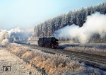 Während die Erfurter 01 0530-4 Lz gen Bebra strebt, ballert die (noch unsichtbare) 01 0528-8 vor D 251 bei Hönebach um die Kurve. Einige Sekunden später und es wäre ein Jahrhundertschuss geworden... (21.12.1972) <i>Foto: Wilfried Sieberg</i>