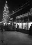 Weihnachtliche Stimmung im ersten Kriegswinter im Bahnhof Hamburg-Altona. (vgl.auch Bild Nr. 1781, das 20 Jahre später in Hamburg Hbf entstand).  (12.1939) <i>Foto: Walter Hollnagel</i>