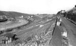 Blick auf Main, Weinberge und die Hauptstrecke von Würzburg in Richtung Gemünden. Heute stört hier das Überwerfungsbauwerk der Neubaustrecke nach Hannover sowie die 4-spurig ausgebaute B 27 das Bild. (02.06.1962) <i>Foto: Walter Hollnagel</i>