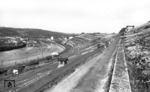 Nur fast die gleiche Perspektive wie Bild 6407. Blick aus den Weinbergen bei Würzburg auf den Main. Unten entschwindet eine allein fahrende 50er in Richtung Rangierbahnhof Würzburg-Zell. (02.06.1962) <i>Foto: Walter Hollnagel</i>