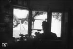 Blick aus dem Führerstand des VT 33 106, der als Sondertriebwagen "Harzer Roller" von Hamburg-Altona nach Altenau im Harz unterwegs ist. Das Bild entstand auf der längst abgebauten Nebenbahn zwischen Clausthal-Zellerfeld und Altenau. (02.1951) <i>Foto: Walter Hollnagel</i>