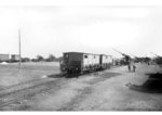 Ein Eisenbahn-Flakzug an einem unbekannten Ort in Deutschland. Die Effizienz der Eisenbahnflugabwehkanonen war jedoch umstritten: Der Generalquartiermeister der Luftwaffe errechnete für den Abschuss eines viermotorigen Bombers einen Verbrauch von 16.000 Schuss mit der „8,8cm-Flak 36“ und 8.500 Schuss mit der „8,8cm-Flak 41“. Die 10,5-cm-Flak 38 benötigte im Schnitt 6.000 Schuss und die schwere 12,8-cm-Flak 40 3.000 Schuss (Quelle: Wikipedia) (1944) <i>Foto: RVM</i>