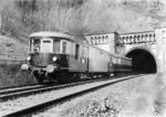 Ein unbekannter VT 137 üpassiert den Tunnel bei Oberschelden. (1936) <i>Foto: RVM</i>