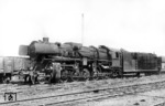 Die 1945 bei Henschel in Kassel gebaute 52 2023 besaß auch fünf Jahre nach Kriegsende bei der DB ihren Kondenstender, hier aufgenommen vor einem Fal-Zug im Bahnhof Minden/Westf.  (23.08.1950) <i>Foto: Carl Bellingrodt</i>