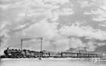 18 533 (Bw Wiesbaden) führt den FD 101 "Rheingold" zwischen Leverkusen-Wiesdorf und Köln-Mülheim. Die dramatische Wolkenbildung hat Carl Bellingrodt übrigens nachträglich ins Bild gezaubert. (1933) <i>Foto: DLA Darmstadt (Bellingrodt)</i>