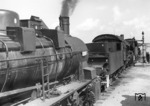 Ein Lokzug aus drei 57.10 während eines Wasserhalts auf einem unbekannten Bahnhofs Rußlands.  (1943) <i>Foto: RVM (Bandelow)</i>
