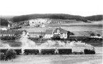 WEG Nr. 2 der Württembergischen Eisenbahngesellschaft (WEG) verlässt mit P 14 den Bahnhof Amstetten. Dahinter ein Güterzug auf der DB Strecke Stuttgart - Ulm, sowie ein ausfahrender Personenzug nach Gerstetten (oben).  (10.08.1952) <i>Foto: Carl Bellingrodt</i>