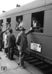 Verabschiedung für die Reise nach "drüben" am Schnellzug nach Leipzig in Hamburg Hbf.  (1962) <i>Foto: Walter Hollnagel</i>