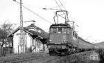 145 168 im (heute stillgelegten) Haltepunkt Kappelertal zwischen Littenweiler und Kirchzarten.  (03.1977) <i>Foto: Burkhard Wollny</i>