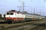 120 003 mit einem Versuchszug des BZA Minden im Bahnhof Holzwickede. (22.11.1984) <i>Foto: Joachim Bügel</i>
