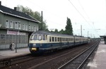 Über Jahrzehnte prägten die Triebwagen der Baureihe ET 30 den Nahverkehr im Ruhrgebiet. In der neuen (nicht unumstrittenen) Farbgebung in türkis-beige verlässt 430 119/419 den Bahnhof Holzwickede.  (02.06.1984) <i>Foto: Wolfgang Bügel</i>