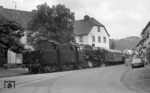 050 190-8 (50 190) als "Straßenbahn" mit einem belgischen Militärzug in der Ortsdurchfahrt von Olef in der Eifel.  (18.07.1975) <i>Foto: Joachim Bügel</i>
