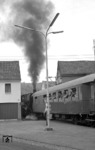 Immer wieder ein Erlebnis war die enge Ortsdurchfahrt von Zügen durch Olef/Eifel auf der Strecke Kall - Schleiden. Hier zwängt sich 050 190-8 (50 190) mit einem belgischen Militärzug durch die Häuserzeilen. (18.07.1975) <i>Foto: Joachim Bügel</i>