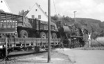 050 190-8 (50 190)mit einem belgischen Militärzug in Olef/Eifel auf der Fahrt zur Panzerentladungsstelle nach Höddelbusch. (18.07.1975) <i>Foto: Joachim Bügel</i>