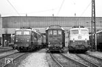 Die damals mordernsten Loks in München waren die Nürnberger E 10 280 von 1963 und die ebenfalls in Nürnberg stationierte Rheingold-Lok E 10 1308. Dazwischen wirkt die 35 Jahre ältere E 75 56 wirklich altbacken. (28.05.1965) <i>Foto: Helmut Röth</i>