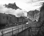 Ein Personenzug mit einer 93 verlässt den Bahnhof Altenahr in Richtung Remagen.  (1937) <i>Foto: RBD Köln (Felten)</i>
