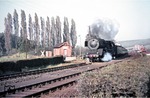 01 080 vor E 554 von Köln nach Trier auf der Eifelbahn bei Satzvey. Im Vordergrund kreuzen die 1000mm Gleise der Euskirchener Kreisbahn die Gleise, auf der bis Ende 1965 Güterverkehr zu den angrenzenden Ton- und Schamottewerke stattfand. (04.1965) <i>Foto: unbekannt</i>