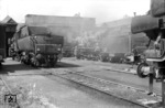 Sonntagsruhe im Bw Rottweil mit 38 3551 (links) und 38 3853 (rechts) und 38 3086 im Schuppen. (11.08.1968) <i>Foto: Wolfgang Bügel</i>