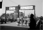 Als Hellwegbahn bezeichnet man die Bahnstrecke Dortmund ? Soest. Am 1. Juli 1855 wurde die Strecke durch die Bergisch-Märkische Eisenbahn-Gesellschaft in Betrieb genommen, am 9. Juli 1855 verkehrte der erste fahrplanmäßige Zug. Zum 100-jährigen Jubiläum war der Bahnhof Dortmund Hbf dem Anlaß entsprechend geschmückt.  (07.1955) <i>Foto: Willi Marotz</i>