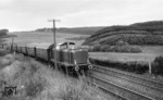 V 100 2375 mit einem Nahverkehrszug auf der Eifelbahn zwischen Schmidtheim und Jünkerath. (06.1968) <i>Foto: Peter Deicke</i>