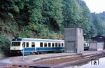 628 192 auf Probefahrt im Bahnhof Dieringhausen. Die drei Triebzüge der Übergangsbaureihe 628.1 (628/928 101, 102 und 103) waren alle von Anfang an in Kempten im Allgäu beheimatet. Von hier aus kamen sie zwischen 1982 und 2007 in einem eigenen Umlaufplan auf der Außerfernbahn und auf der Illertalbahn zum Einsatz, bis zum Fahrplanwechsel 2006 erreichten sie auch noch weitere Ziele im Allgäu, z.B. auf der Strecke von Augsburg nach Füssen. Bei ihrer letzten Hauptuntersuchung in den Jahren 2001 und 2002 wurden die Fahrzeuge zur technischen Vereinheitlichung in einigen Punkten an die Unterbaureihe 628.2 angepasst. Anfang 2008 wurden alle 628.1 abgestellt. (24.09.1986) <i>Foto: Joachim Bügel</i>