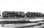 Vergleichsaufnahme der 62 001 (links mit Windleitblechen Bauart 1936) und 62 004 (mit Windleitblechen Bauart 1928) im Bw Dortmund. (04.07.1950) <i>Foto: Carl Bellingrodt</i>