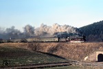 01 0534-6 vor D 1099 (Frankfurt/M - Leipzig) bei Ronshausen.  (12.12.1972) <i>Foto: Peter Schiffer</i>