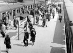 Bahnsteigszene in Jungfernheide. (1943) <i>Foto: RVM (Ittenbach)</i>