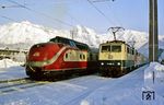 Während 601 015/011 als Dt 13484 nach Hamburg-Altona im Bahnhof Seefeld/Tirol vor sich hin dieselt, erreicht ein weiterer Wintersportsonderzug mit 111 098 und 111 114 den österreichischen Wintersportort. (18.01.1987) <i>Foto: Joachim Bügel</i>