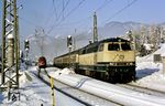218 438 (Bw Kempten) mit E 3665 nach Mittenwald in Klais. Links dieselt gerade der "Alpen-See-Express" Dt 13484 aus dem Bahnhof. (18.01.1987) <i>Foto: Joachim Bügel</i>