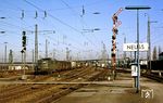 140 726-1 (Bw Oberhausen 1) fährt mit einem Güterzug durch Neuss. Links befindet sich der Güterbahnhof, den der Zug im wahrsten Sinne des Wortes "links liegen" ließ. (31.01.1987) <i>Foto: Wolfgang Bügel</i>